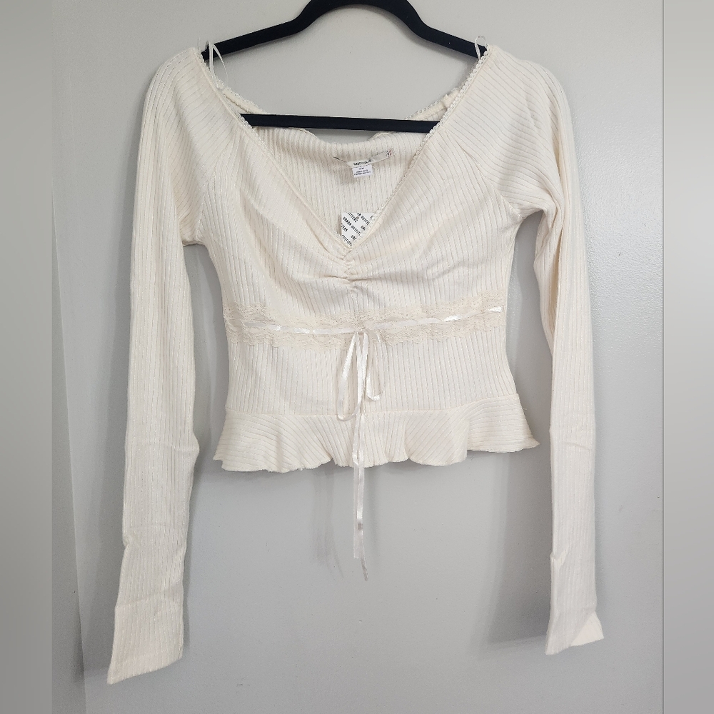 Urban Outfitters Women’s Cream Ribbed V-Neck Long Sleeve Top with Ruffle Hem Med